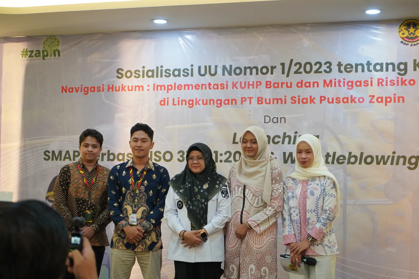 Foto bersama Bupati Siak dengan mahasiswa developer pembuat sistem WBS