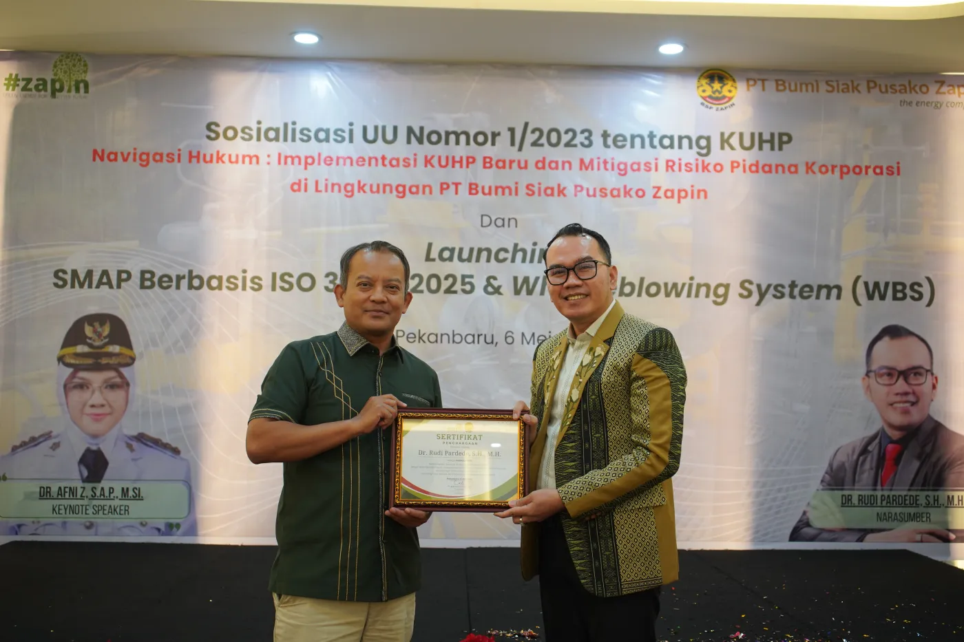 Penyerahan sertifikat/penghargaan kepada Dr. Rudi Pardede, S.H., M.H. sebagai narasumber kegiatan Sosialisasi KUHP dan Mitigasi Risiko Pidana Korporasi