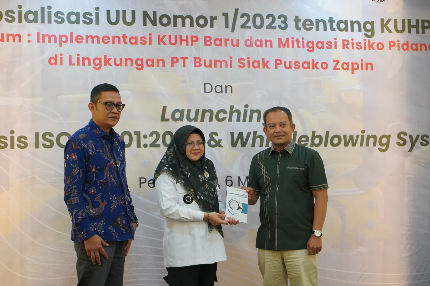 Penyerahan simbolis dokumen implementasi SMAP dan WBS kepada Bupati Siak
